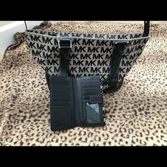 Michael Kors Tote w/ matching wallet.  PRICE FIRM - Picture 5 of 7